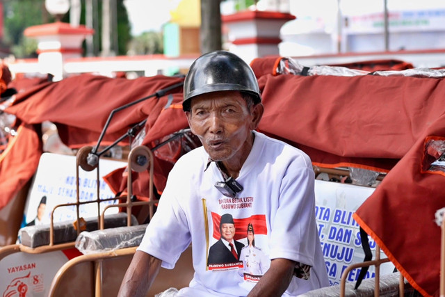 Mujiran (75), tukang becak lansia yang menerima bantuan becak listrik dari Presiden RI Prabowo Subianto di Blitar pada Jumat (6/3). Foto: Dok. Bakom RI