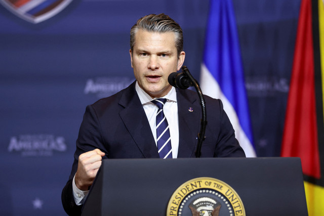 Menteri Pertahanan AS Pete Hegseth berbicara di KTT "Shield of the Americas" di Miami, Florida, AS, Sabtu (7/3/2026). Foto: Kevin Lamarque/REUTERS