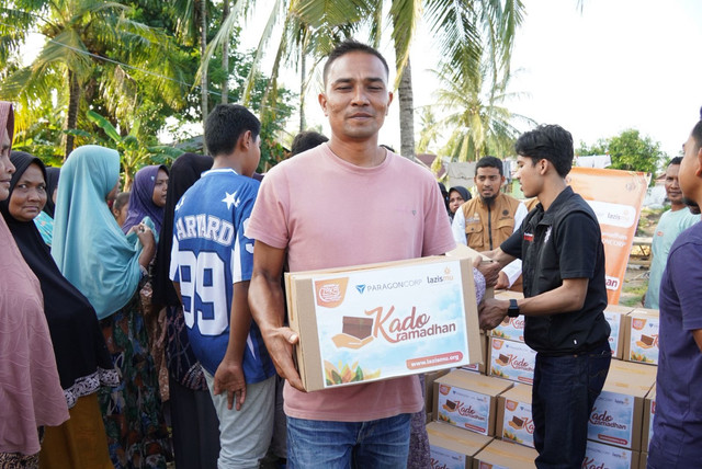 Warga penyintas banjir Aceh menerima bantuan Kado Ramadan Lazismu - Paragon Corp