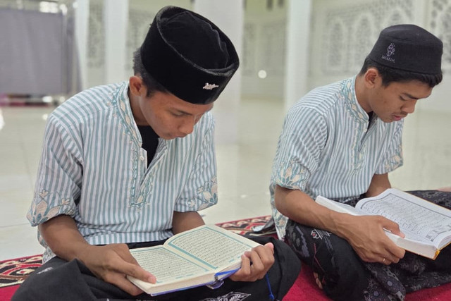 Siswa Sekolah Rakyat Menengah Atas (SRMA) 1 Aceh Besar menjalani berbagai kegiatan keagamaan selama bulan Ramadan.  Foto: Kemensos RI