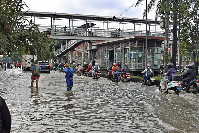 Banjir di Jl. Daan Mogot, Jakarta Barat, Minggu (8/3). Foto: Nauval Pratama/kumparan