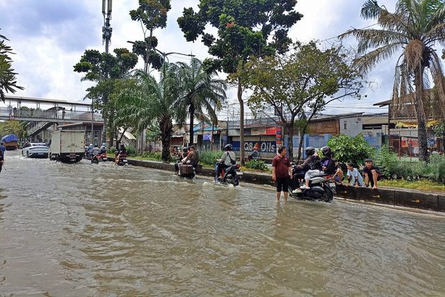 Banjir di Jl. Daan Mogot, Jakarta Barat, Minggu (8/3). Foto: Nauval Pratama/kumparan