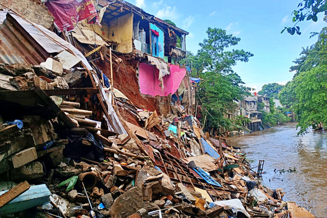 Kondisi reruntuhan rumah ambruk di Jalan J RT 6 RW 10, Tebet, Jakarta Selatan pada Minggu (8/3). Foto: Ryan Iqbal/kumparan