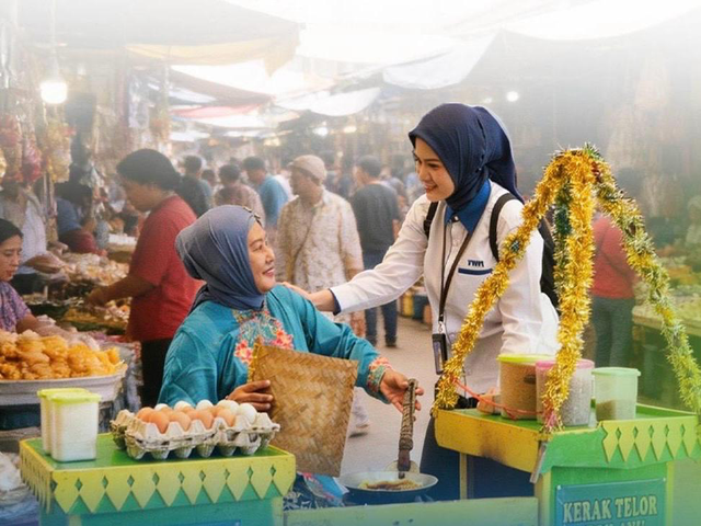 Petugas memberikan pendampingan nasabah PNM Mekaar. Foto: Dok. PNM