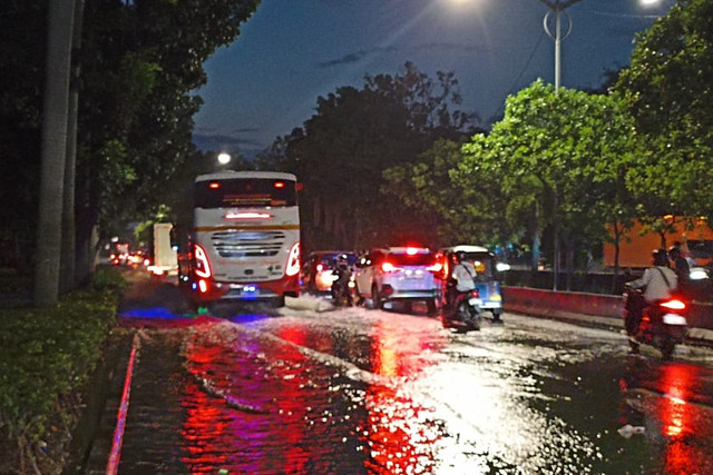 Sejumlah kendaraan melintasi banji di Jalan Daan Mogot, Jakarta, Minggu (8/3/2026). Foto: Nauval Pratama/kumparan
