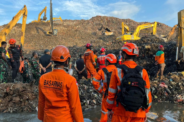 Proses evakuasi korban longsor sampah Bantargebang, Bekasi, Minggu (8/3/2026). Foto: Kantor SAR
