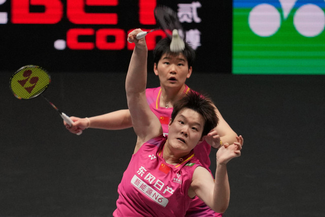 Ganda putri China Liu Shengshu dan Tan Ning saat All England di Utilita Arena di Birmingham, Inggris, Minggu (8/3/2026). Foto: Kin Cheung/AP Photo