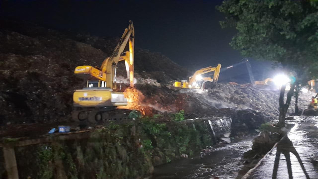 Proses evakuasi korban tertimbunnya longsor di TPST Bantar Gebang, Bekasi, Jawa Barat pada Minggu (8/3/2026). Foto: Dok. Istimewa