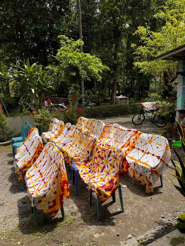 Mahasiswa KKN UMY Gelar Pelatihan Batik Tie Dye, Warga Nampan Antusias Mengikuti
