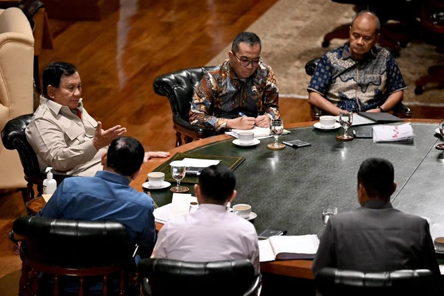 Presiden Prabowo Subianto menggelar rapat dengan menteri Kabinet Merah Putih di kediaman Hambalang, Bogor, Jawa Barat, Minggu (8/3/2026). Foto: Instagram/ @sekretariat.kabinet