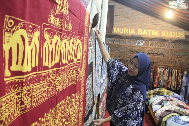 Owner Muria Batik Kudus Yuli Astuti menunjukkan produk sarung batik Kudusan. Foto: Vega Ma'arijil Ula/kumparan