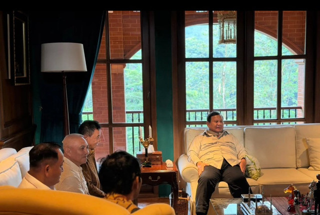 Presiden Prabowo Subianto memanggil dan bersilaturahmi dengan seluruh mantan ajudan dan pengawal selama berdinas di Kostrad-Kopassus. Foto: Dok Sekretariat Kabinet