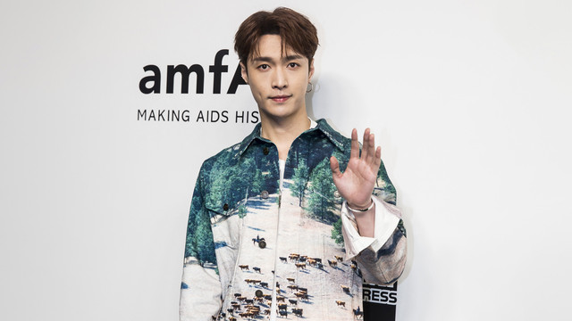 Selebriti Tiongkok Lay Zhang dari boy band K-pop populer EXO menghadiri karpet merah untuk acara gala American Foundation for AIDS Research 2019 di Hong Kong pada 25 Maret 2019. Foto: ISAAC LAWRENCE / AFP
