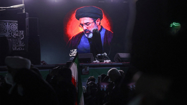 Sebuah foto pemimpin tertinggi Iran yang baru, Mojtaba Khamenei, ditampilkan di layar di Teheran, di tengah konflik AS-Israel dengan Iran, di Teheran, Iran, 9 Maret 2026. Foto: Majid Asgaripour/WANA via Reuters