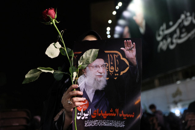 Seorang wanita memegang foto mendiang Pemimpin Tertinggi Iran Ayatollah Ali Khamenei, setelah putranya Mojtaba Khamenei diperkenalkan sebagai pemimpin tertinggi baru Iran, di tengah konflik AS-Israel dengan Iran, di Teheran, Iran, 9 Maret 2026.  Foto: Majid Asgaripour/WANA via Reuters