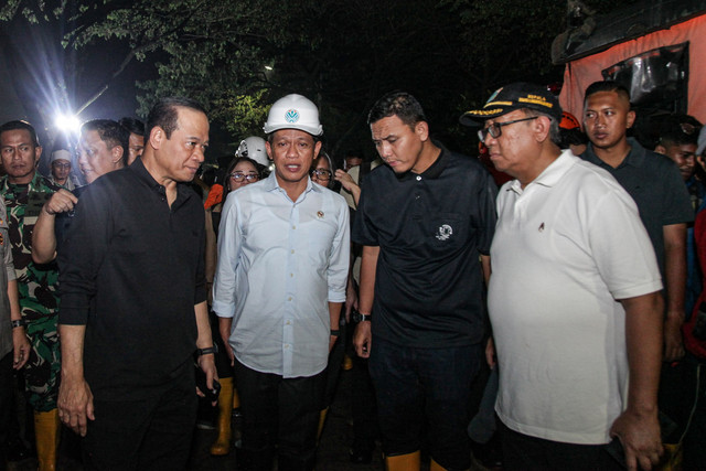 Menteri LH Hanif Faisol Nurofiq, Kapolda Metro Jaya Irjen Pol Asep Edi Suheri dan Kepala Dinas Lingkungan Hidup DKI Jakarta Asep Kuswanto meninjau lokasi longsor gunungan sampah di TPST Bantargebang, Bekasi, Jawa Barat, Minggu (8/3/2026). Foto: Darryl Ramadhan/ANTARA FOTO