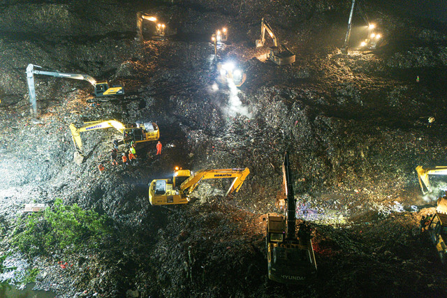 Foto udara sejumlah alat berat beroperasi saat melakukan pencarian korban longsor sampah di Tempat Pengolahan Sampah Terpadu (TPST) Bantargebang, Bekasi, Jawa Barat, Minggu (8/3/2026) malam. Foto: Darryl Ramadhan/ANTARA FOTO