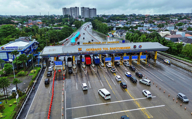 Foto udara sejumlah kendaraan antre untuk melintas di Gerbang Tol (GT) Banyumanik, Semarang, Jawa Tengah, Minggu (8/3/2026). Foto: Makna Zaezar/ANTARA FOTO