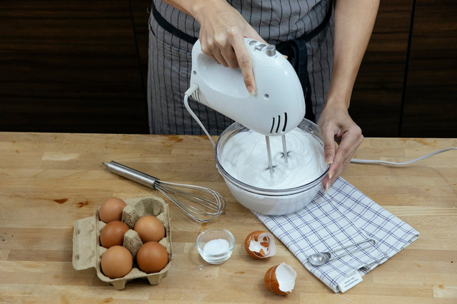 Ilustrasi hand mixer yang bagus untuk donat. Foto: Unsplash