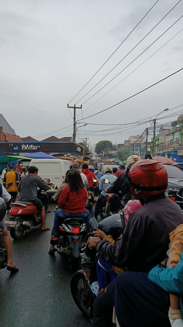 Dokumentasi Pribadi kemacetan warga berburu Takjil menjelang berbuka puasa