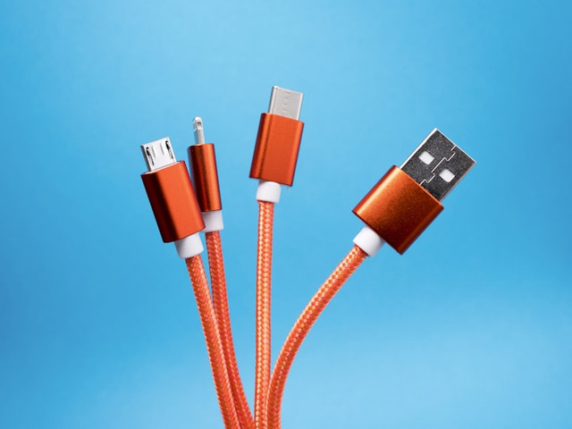 Ilustrasi Kabel USB adalah. Unsplash.com/Lucian Alexe