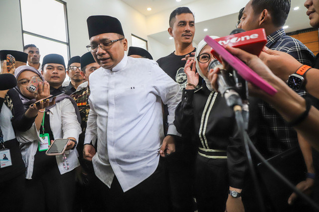 Mantan Menteri Agama Yaqut Cholil Qoumas menjawab pertanyaan wartawan usai mengikuti sidang praperadilan terhadap Komisi Pemberantasan Korupsi (KPK) di Pengadilan Negeri Jakarta Selatan pada Senin (9/3/2026). Foto: Iqbal Firdaus/kumparan