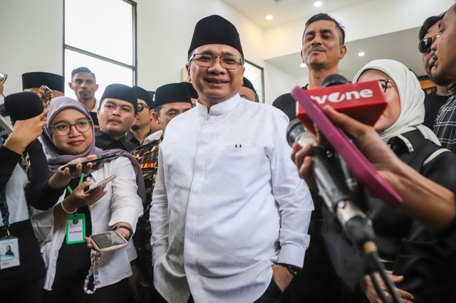 Mantan Menteri Agama Yaqut Cholil Qoumas menjawab pertanyaan wartawan usai mengikuti sidang praperadilan terhadap Komisi Pemberantasan Korupsi (KPK) di Pengadilan Negeri Jakarta Selatan pada Senin (9/3/2026). Foto: Iqbal Firdaus/kumparan
