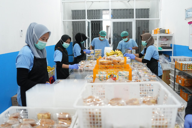 Tim Satuan Pelayanan Pemenuhan Gizi (SPPG) Gandus tengah menyiapkan menu MBG. Foto: Dok. Bakom RI