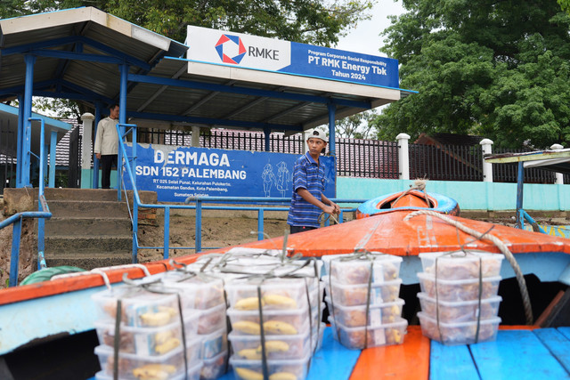 Perahu yang membawa Tim Satuan Pelayanan Pemenuhan Gizi (SPPG) Gandus serta sejumlah menu MBG tiba di Dermaga SDN 152 Palembang setelah menyusuri arus Sungai Musi di Wilayah Gandus, Palembang. Foto: Dok. Bakom RI