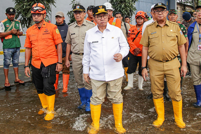 Gubernur DKI Jakarta Pramono Anung didampingi Kepala Dinas LH Asep Kuswanto, dan Kepala Seksi Operasi dan Siaga Basarnas Jakarta Achmad Rizkiansah meninjau lokasi longsor gunungan sampah di TPST Bantargebang, Bekasi, Jawa Barat, Senin (9/3). Foto: Darryl Ramadhan/ANTARA FOTO