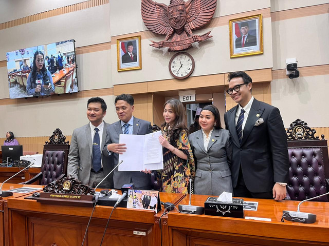 Ketua Komisi III DPR Habiburokhman dan Pemilik Kopitiam Bibi Kelinci Nabilah O'brien saat rapat dengar pendapat di Kompleks Parlemen, Senayan, Jakarta, Senin (9/3). Foto: Nasywa Athifah/kumparan