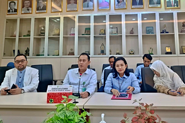 Pihak Rumah Sakit Soeharto Heerdjan, Jakarta Barat saat memberikan klarifikasi mengenai kasus salah satu pasien yang diduga sehat saat menjalani perawatan jiwa, Senin (9/3). Foto: Ryan Iqbal/kumparan