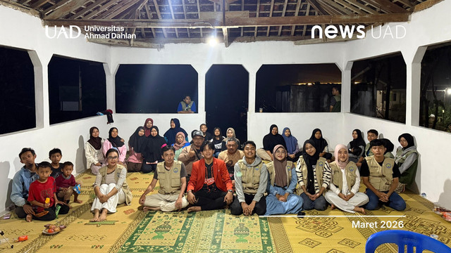 Mahasiswa KKN Universitas Ahmad Dahlan (UAD) mengadakan sosialisasi monetisasi digital di Pengkok, Patuk, Gunungkidul (Foto. KKN UAD)
