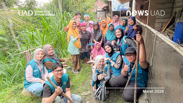 Mahasiswa KKN Universitas Ahmad Dahlan (UAD) menggiatkan program pengelolaan sampah organik berbasis biopori di Dusun Semilir (Foto. KKN UAD)