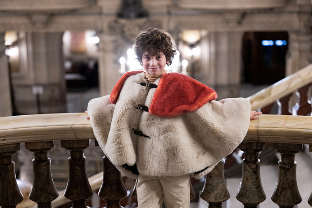 Perancang busana AS Max Alexander berpose di akhir peragaan busana koleksi Max Alexander Women's Ready to Wear Fall/Winter 2026-2027 sebagai bagian dari Paris Women Fashion Week, di Palais Garnier, Paris, pada 3 Maret 2026. Foto: Blanca CRUZ / AFP