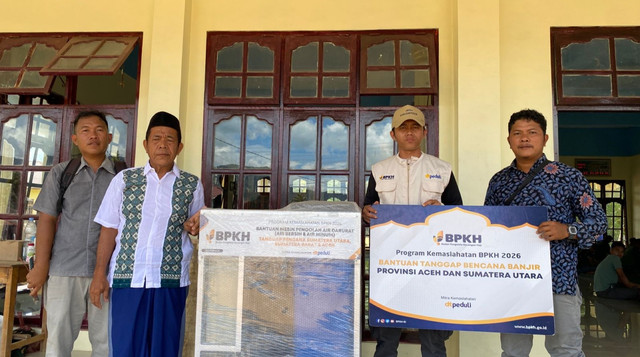 Penyerahan Secara Simbolis Mesin Filter Air bantuan dari BPKH (Sumber : DT Peduli)