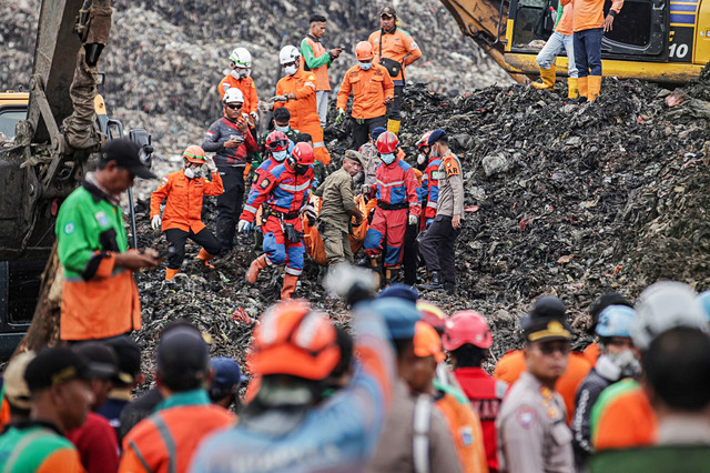 Sejumlah petugas gabungan membawa kantung berisi jenazah korban longsor gunungan sampah usai ditemukan di Tempat Pengolahan Sampah Terpadu (TPST) Bantargebang, Bekasi, Jawa Barat, Senin (9/3/2026). Foto: Darryl Ramadhan/ANTARA FOTO