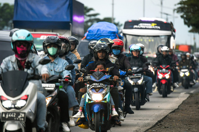 Pemudik melintas di Jalan Raya Pantura, Subang, Jawa Barat, Sabtu (29/3/2025). Foto: ANTARA FOTO/Sulthony Hasanuddin