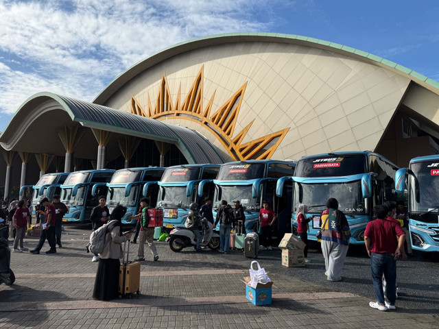Pemberangkatan mahasiswa program Mudik Bareng UMY, dari Sportorium UMY pada Sabtu (7/3). Foto: Pandangan Jogja/Danang BK