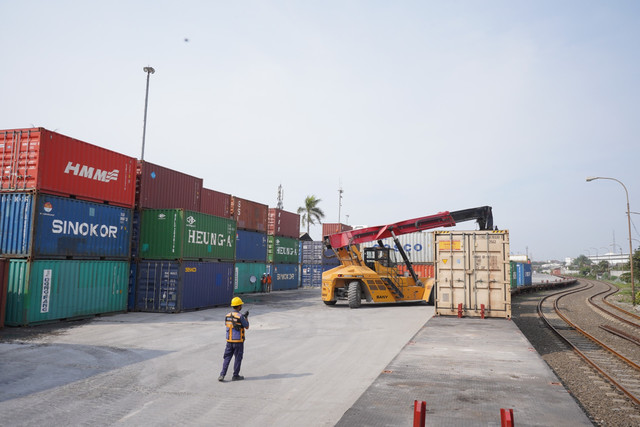 Ilustrasi layanan pengangkatan kontainer KAI Logistik. Foto: KAI Logistik. 