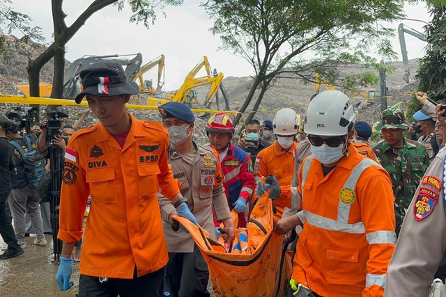 Sejumlah petugas gabungan membawa kantung berisi jenazah korban longsor gunungan sampah usai ditemukan di Tempat Pengolahan Sampah Terpadu (TPST) Bantargebang, Bekasi, Jawa Barat, Senin (9/3/2026). Foto: SAR Jakarta