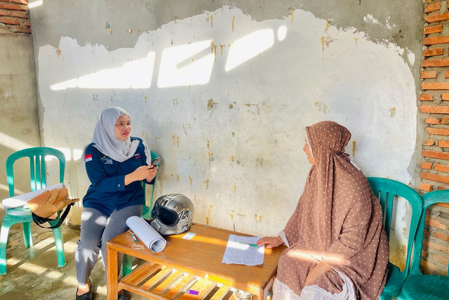 Pendamping PKH, Esti Kiki Riski Sukran, saat melakukan verifikasi lapangan selama bulan Ramadan dalam rangka pemutakhiran DTSEN di Kota Kendari, Provinsi Sulawesi Tenggara, Senin (9/3/2026). Foto: Kemensos RI