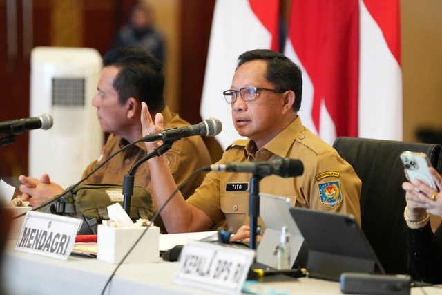 Mendagri Tito Karnavian dalam Rapat Koordinasi Pengendalian Inflasi yang dirangkaikan dengan Evaluasi Dukungan Pemerintah Daerah dalam Program Tiga Juta Rumah di Aula Kantor Pemerintah Provinsi Kepulauan Riau (Kepri), Senin (9/3/2026). Foto: Kemendagri RI