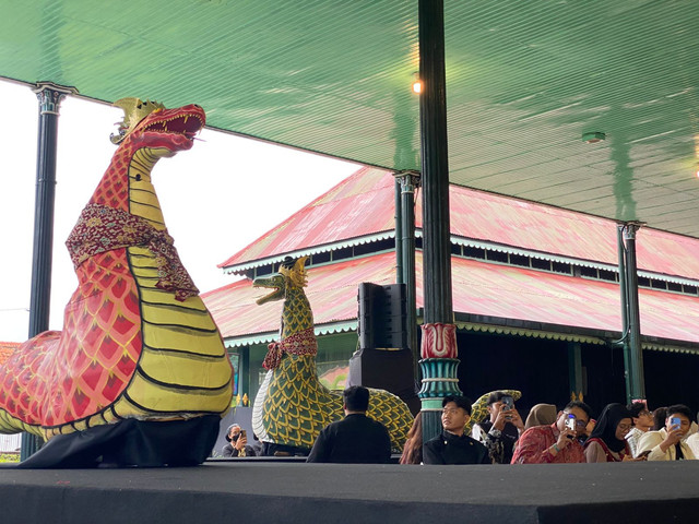Peragaan busana "Buron Wana" dalam pembukaan Pameran Temporer Smarabawana: Tata Ruang Kasultanan Yogyakarta di Keraton Yogyakarta, Sabtu (7/3). Foto: Pandangan Jogja/Resti Damayanti
