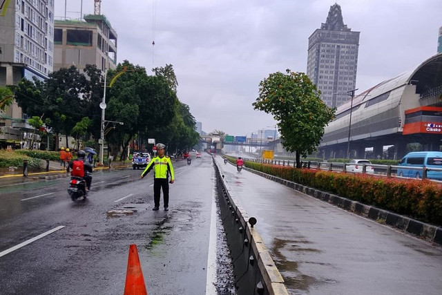 Jalan berlobang di MT Haryono , Jakarta Selatan, Minggu (8/3/2026). Foto: Satlantas Polda Metro Jaya