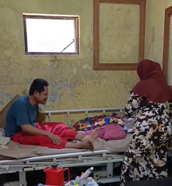 Eko Agung (50) dan istrinya Rinawati (46) menjalani kehidupan di rumah tanpa WC. Foto: Vega Ma'arijil Ula/kumparan