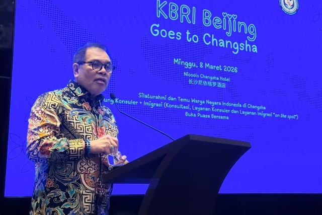 Dubes RI untuk Beijing Djauhari Oratmangun memberikan sambutan saat buka puasa bersama WNI di kota Changsha, Provinsi Hunan, China. Foto: KBRI Beijing