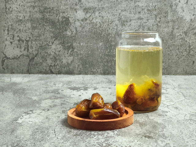 Ilustrasi air nabeez, air rendaman kurma.  Foto: Yaumil Fadhilah/Shutterstock