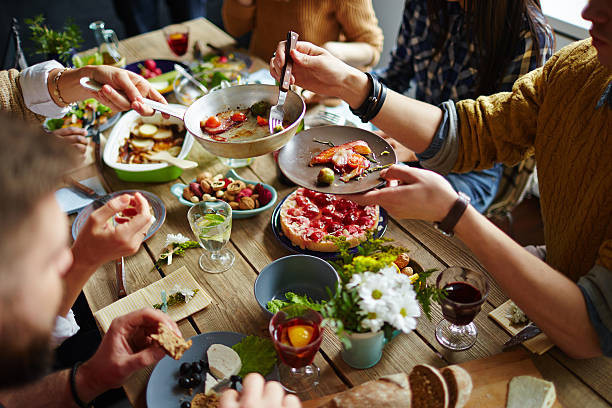 Ilusrasi Makan Bersama Teman. Foto: iStock/Pressmaster
