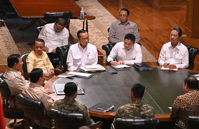 Presiden Prabowo Subianto menerima beberapa menteri Kabinet Merah Putih di Hambalang, Bogor, Jawa Barat, pada Senin (9/3/2026). Foto: Instagram/ @sekertariat.kabinet